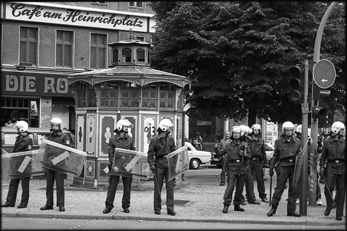Sicherheitskräfte am Heinrichplatz